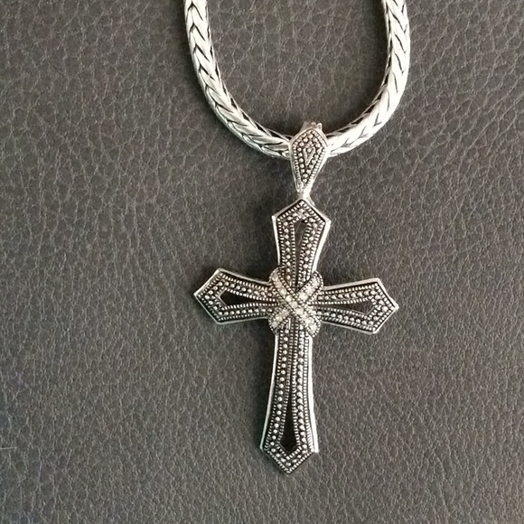 Stunning Silver Chain & Cross - Picture 2 of 4